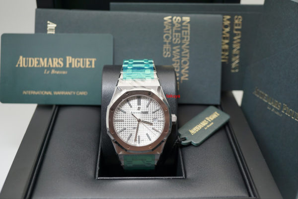 BRAND NEW Audemars PIGUET 15400ST ROYAL OAK SS SILVER DIAL 41MM 2019 SEALED FULL SET