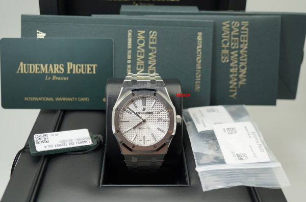 MINT Audemars PIGUET 15400ST ROYAL OAK SILVER DIAL 41MM 2018 WARRANTY FULL SET