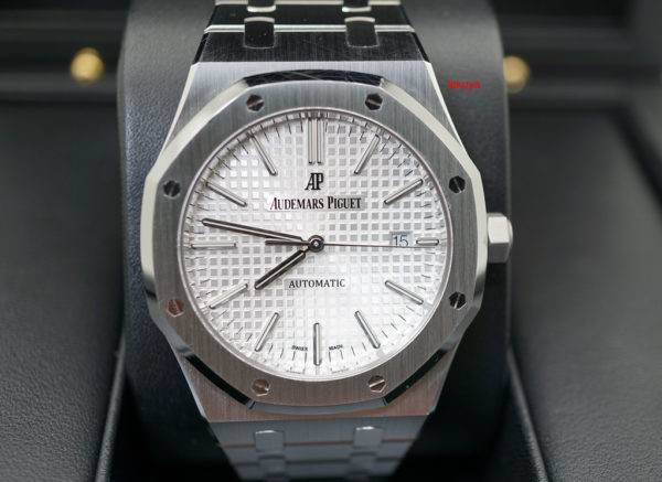 Audemars PIGUET 15400ST ROYAL OAK SS SILVER DIAL 41MM 2018 WARRANTY FULL SET