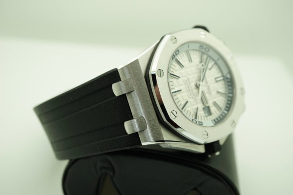 Audemars PIGUET ROYAL OAK OFFSHORE DIVER WHITE DIAL 15710ST SERVICED FULL SET