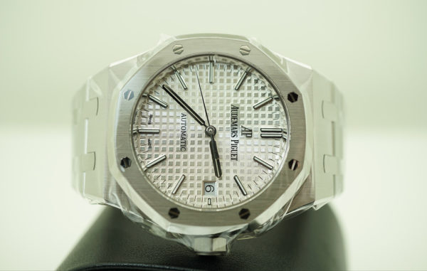 BRAND NEW Audemars PIGUET ROYAL OAK 15450ST WHITE DIAL 37MM 2019 COMPLETE SET