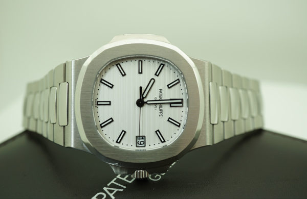 Patek PHILIPPE 5711/1A NAUTILUS STAINLESS STEEL WHITE DIAL 40MM 2015 FULL SET