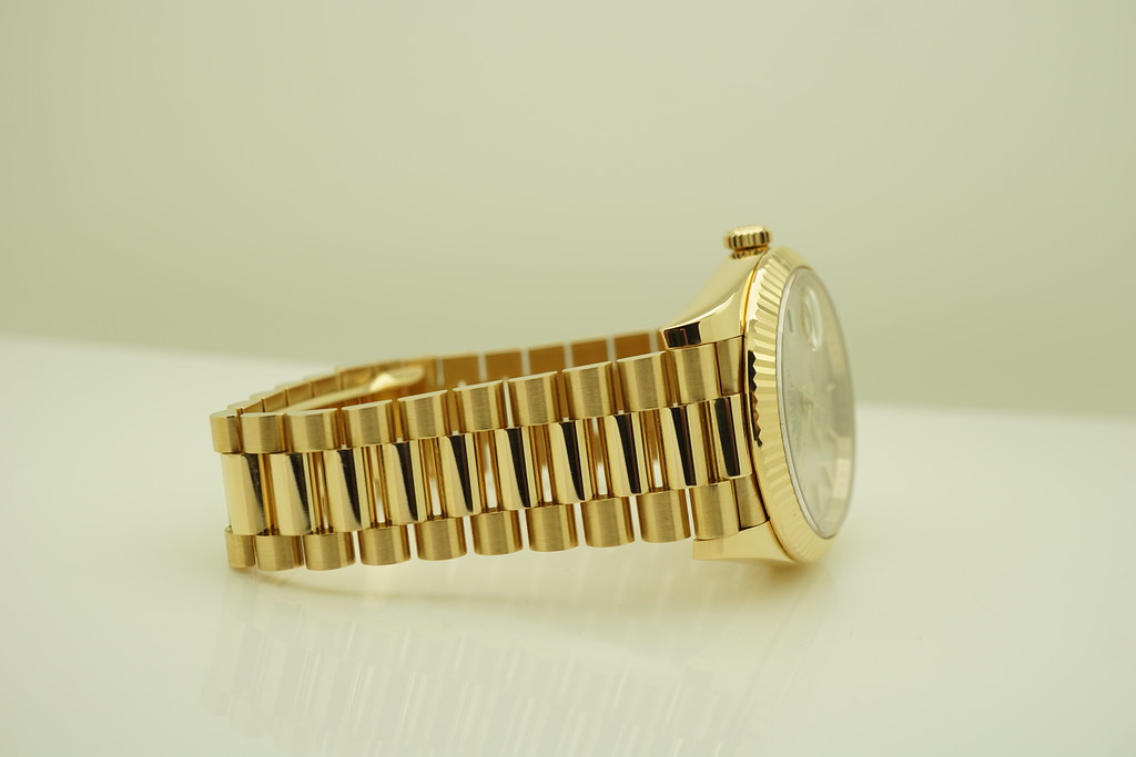 Rolex 228238 DAY DATE 40MM 18K YELLOW GOLD SILVER MOTIF DIAL