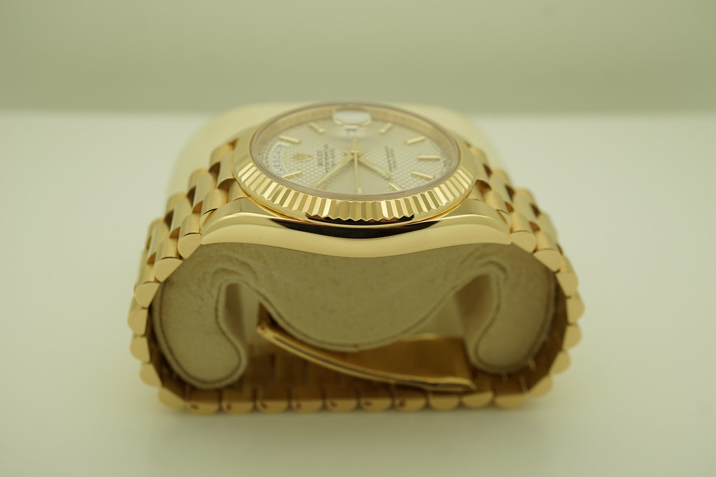 Rolex 228238 DAY DATE 40MM 18K YELLOW GOLD SILVER MOTIF DIAL