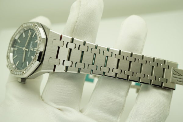 BRAND NEW Audemars PIGUET ROYAL OAK 77351 BLUE DIAL DIAMOND BEZEL 34MM 2020 FULL SET - Image 6