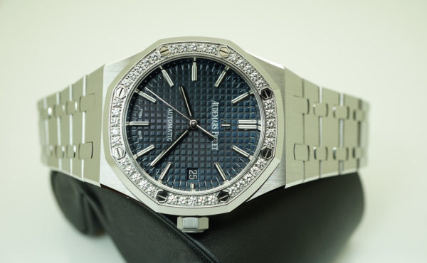MINT Audemars PIGUET ROYAL OAK 15451 DIAMOND BEZEL BLUE DIAL 37MM 2020 FULL SET - Image 9