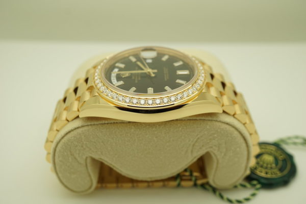 BRAND NEW Rolex 228348RBR DAY DATE 40 YELLOW GOLD DIAMOND BEZEL BAGUETTE DIAL 2021 FULL SET - Image 4