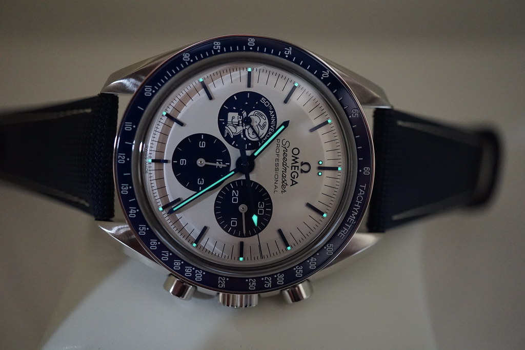 speedmaster silver snoopy
