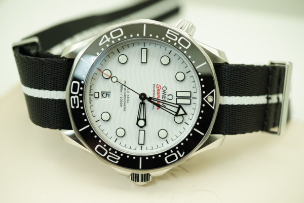 BRAND NEW Omega SEAMASTER DIVER 300M CO-AXIAL MASTER SS WHITE DIAL 42MM 2021 FULL SET - Image 5