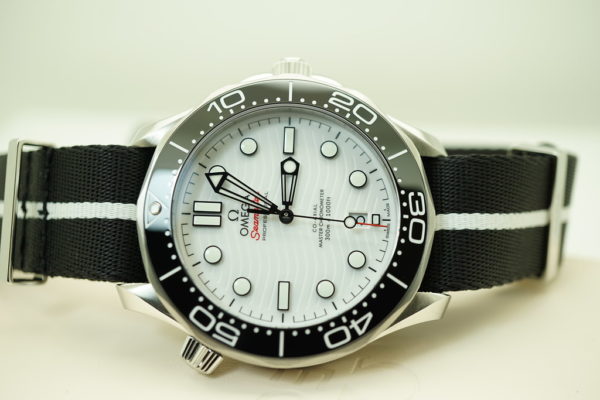 BRAND NEW Omega SEAMASTER DIVER 300M CO-AXIAL MASTER SS WHITE DIAL 42MM 2021 FULL SET - Image 6