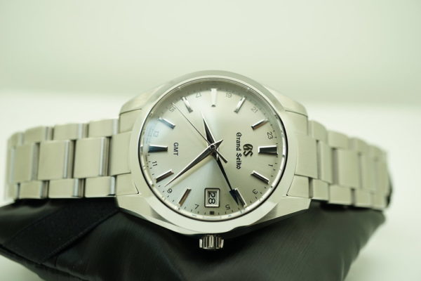 NEW GRAND SEIKO Heritage QUARTZ GMT SBGN011 SILVER DIAL 2021 FULL SET - Image 9