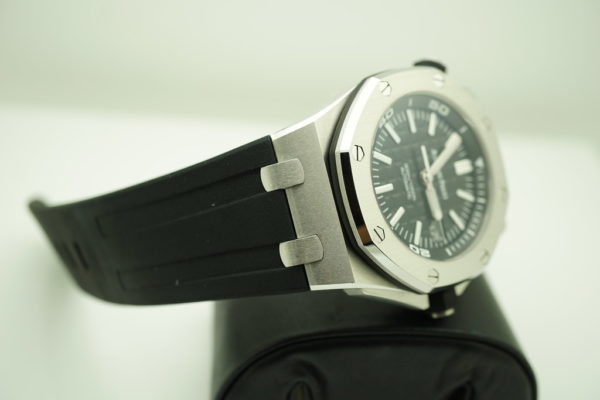 Audemars PIGUET ROYAL OAK OFFSHORE DIVER BLACK DIAL 15710ST 2020 FULL SET - Image 5