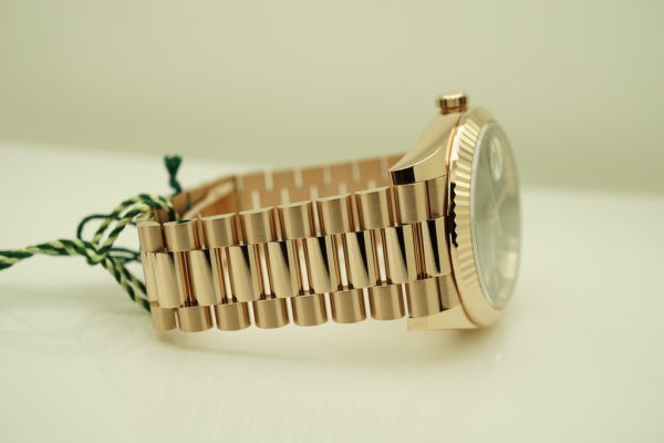 NEW Rolex 228235 DAY DATE 40 18K ROSE GOLD OLIVE GREEN ROMAN DIAL 2021 FULL SET - Image 6