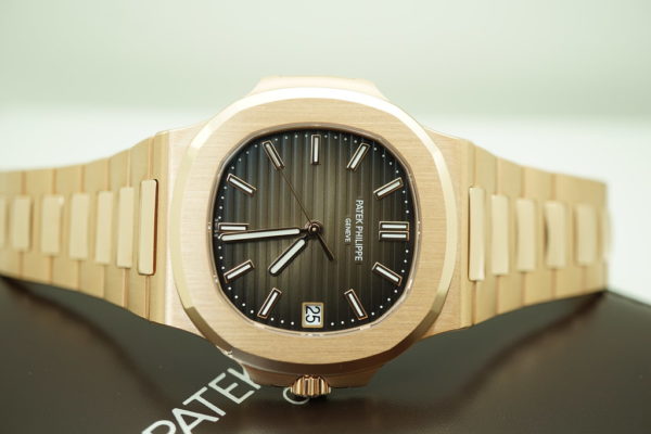 BRAND NEW Patek PHILIPPE 5711/1R 18K ROSE GOLD NAUTILUS BROWN DIAL 2021 FULL SET - Image 9