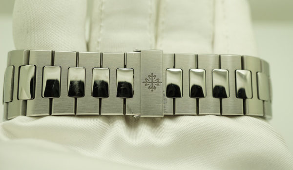 Patek PHILIPPE 5726/1A NAUTILUS ANNUAL CALENDAR GREY DIAL BRACELET 2019 FULL SET - Image 7