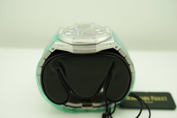 BRAND NEW Audemars PIGUET ROYAL OAK 77351 BLUE DIAL DIAMOND BEZEL 34MM 2022 FULL SET - Image 4