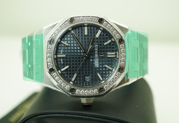 BRAND NEW Audemars PIGUET ROYAL OAK 77351 BLUE DIAL DIAMOND BEZEL 34MM 2022 FULL SET - Image 6