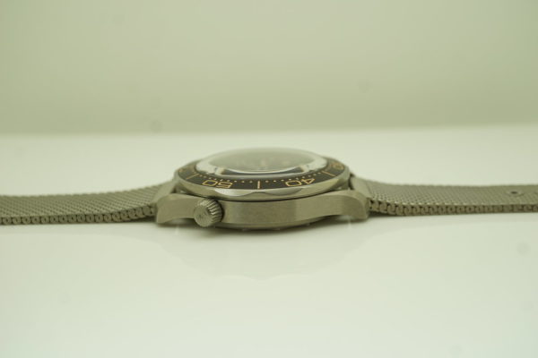 MINT Omega SEAMASTER DIVER 300M 007 JAMES BOND TITANIUM MESH BRACELET 2022 - Image 4