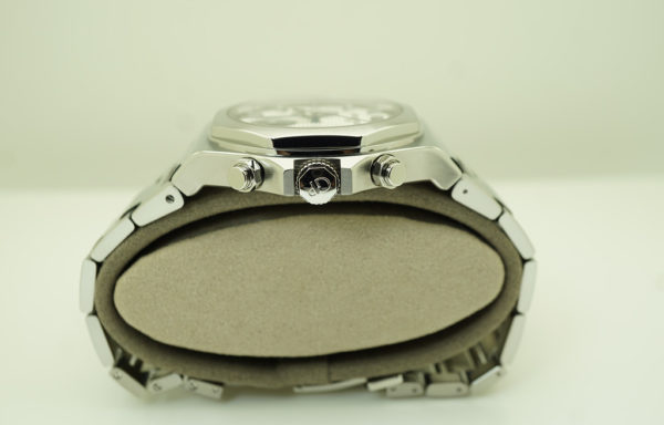 Girard Perregaux LAUREATO CHRONOGRAPH SILVER PANDA DIAL 42MM 2022 FULL SET - Image 3