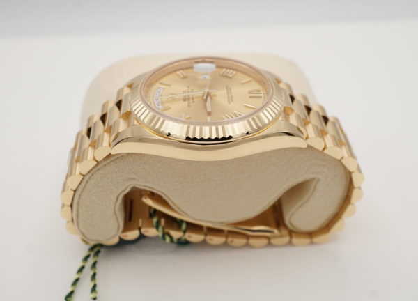 BRAND NEW Rolex 228238 DAY DATE 40 YELLOW GOLD CHAMPAGNE ROMAN DIAL 2022 FULL SET - Image 4