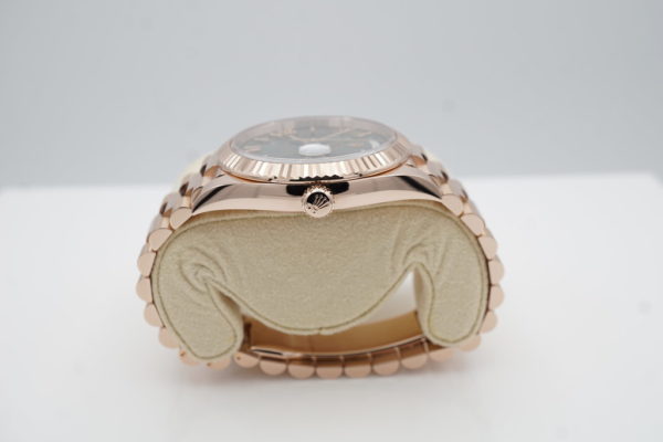 Rolex 228235 DAY DATE 40 18K ROSE GOLD OLIVE GREEN ROMAN DIAL 2019 FULL SET - Image 3