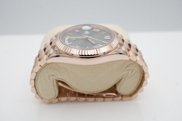 Rolex 228235 DAY DATE 40 18K ROSE GOLD OLIVE GREEN ROMAN DIAL 2019 FULL SET - Image 4
