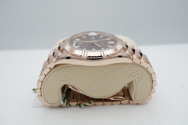 BRAND NEW Rolex 228235 DAY DATE 40 18K ROSE GOLD CHOCOLATE BAGUETTE 2022 FULL SET - Image 4