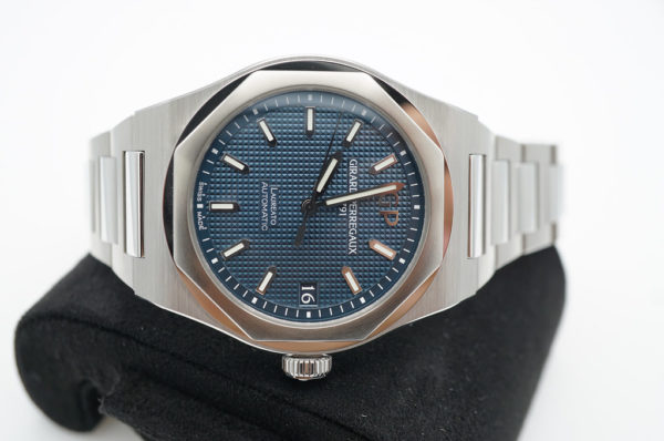 Girard Perregaux LAUREATO STAINLESS STEEL BLUE DIAL 42MM 2022 WARRANTY FULL SET - Image 9