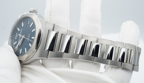 Girard Perregaux LAUREATO STAINLESS STEEL BLUE DIAL 42MM 2022 WARRANTY FULL SET - Image 5