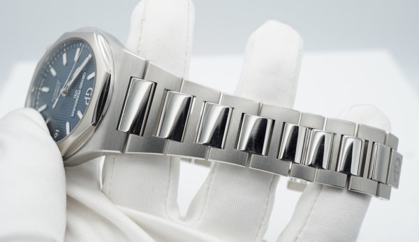 Girard Perregaux LAUREATO STAINLESS STEEL BLUE DIAL 42MM 2022 WARRANTY FULL SET - Image 6
