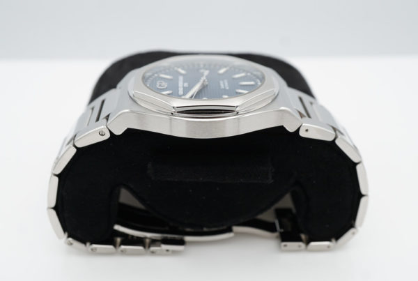 Girard Perregaux LAUREATO STAINLESS STEEL BLUE DIAL 42MM 2022 WARRANTY FULL SET - Image 4