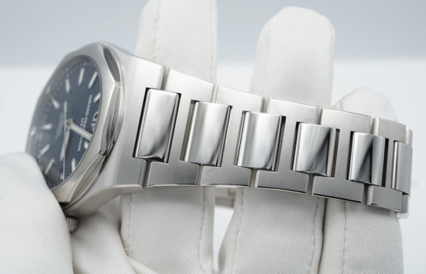 Girard Perregaux LAUREATO STAINLESS STEEL BLUE DIAL 42MM 2022 WARRANTY FULL SET - Image 6