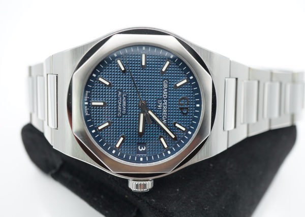 Girard Perregaux LAUREATO STAINLESS STEEL BLUE DIAL 42MM 2022 WARRANTY FULL SET - Image 9