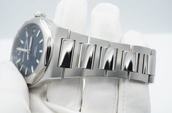 Girard Perregaux LAUREATO STAINLESS STEEL BLUE DIAL 42MM 2022 WARRANTY FULL SET - Image 5