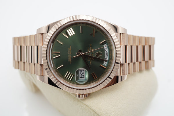 Rolex 228235 DAY DATE 40 18K ROSE GOLD OLIVE GREEN ROMAN DIAL 2018 FULL SET - Image 9