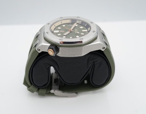 Audemars PIGUET ROYAL OAK OFFSHORE DIVER 15720ST KHAKI GREEN DIAL FULL SET - Image 4