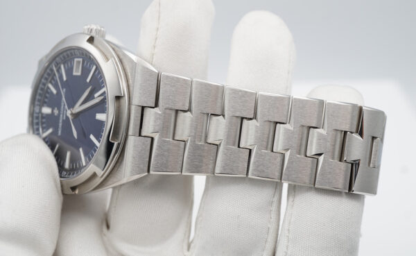 MINT Vacheron CONSTANTIN OVERSEAS STEEL BLUE DIAL 4500V 2022 WARRANTY FULL SET - Image 5