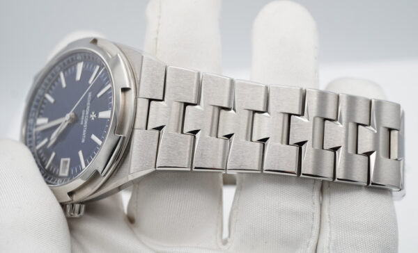 MINT Vacheron CONSTANTIN OVERSEAS STEEL BLUE DIAL 4500V 2022 WARRANTY FULL SET - Image 6