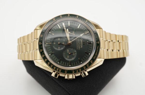BRAND NEW Omega SPEEDMASTER PROFESSIONAL MOONWATCH MOONSHINE GOLD GREEN DIAL 2023 FULL SET - Image 9