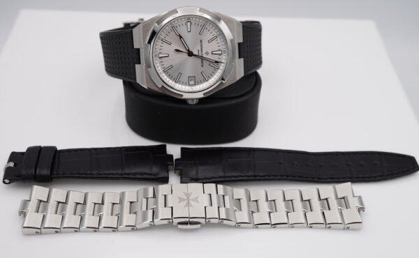 Vacheron CONSTANTIN OVERSEAS 4500V STAINLESS STEEL SILVER DIAL COMPLETE SET - Image 3