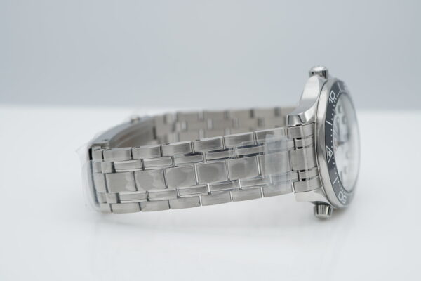 BRAND NEW Omega SEAMASTER DIVER 300M WHITE WAVE DIAL BRACELET 2023 FULL SET - Image 6