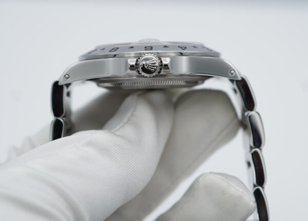 Rolex 16570 EXPLORER II 40MM POLAR WHITE DIAL LUG HOLES Y SERIAL FULL SET - Image 3
