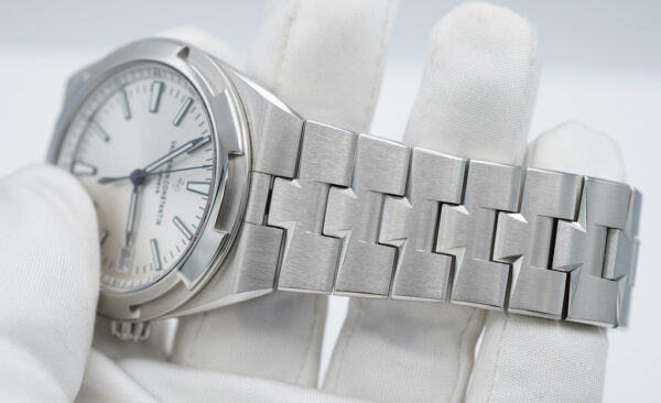Vacheron CONSTANTIN OVERSEAS 4500V STAINLESS STEEL SILVER DIAL 2022 FULL SET - Image 6