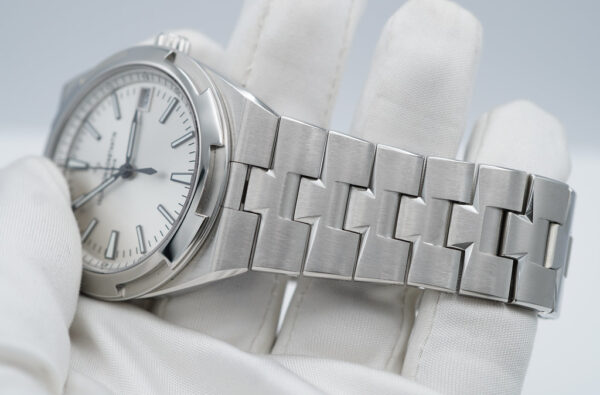 Vacheron CONSTANTIN OVERSEAS 4500V STAINLESS STEEL SILVER DIAL 2022 FULL SET - Image 5