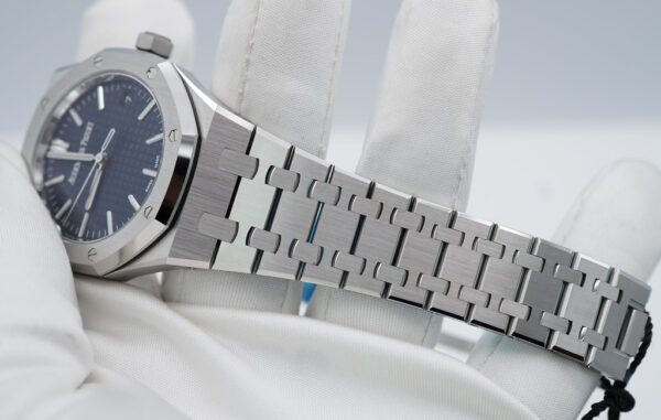BRAND NEW Audemars PIGUET ROYAL OAK 15550ST BLUE DIAL 37MM 2023 COMPLETE SET - Image 5