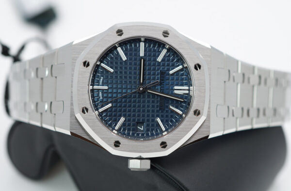 BRAND NEW Audemars PIGUET ROYAL OAK 15550ST BLUE DIAL 37MM 2023 COMPLETE SET - Image 9