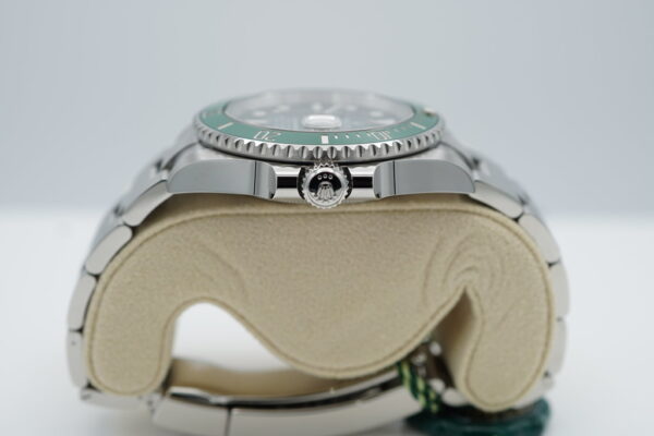BRAND NEW Rolex 116610LV SUBMARINER HULK GREEN DIAL GREEN BEZEL 40MM 2020 COMPLETE SET - Image 3