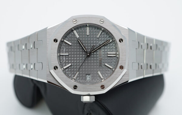 BRAND NEW Audemars PIGUET ROYAL OAK 15550ST GREY DIAL 37MM 2023 COMPLETE SET - Image 10