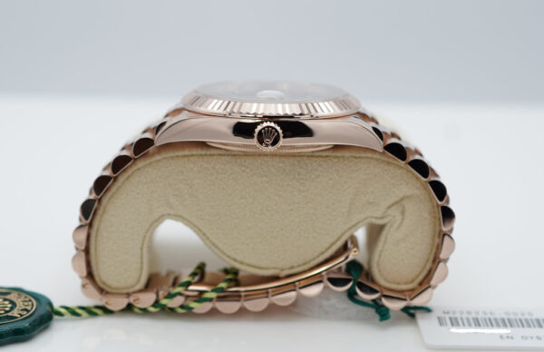 BRAND NEW Rolex 228235 DAY DATE 40 18K ROSE GOLD OLIVE GREEN ROMAN DIAL 2023 FULL SET - Image 3