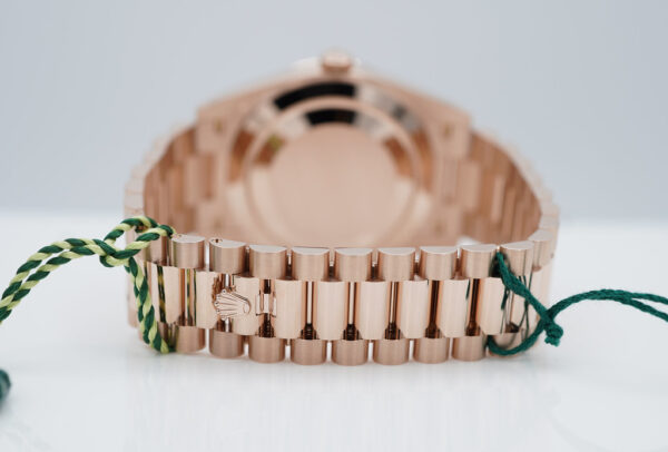 BRAND NEW Rolex 228235 DAY DATE 40 18K ROSE GOLD OLIVE GREEN ROMAN DIAL 2023 FULL SET - Image 7